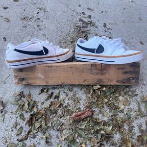 Nike men’s legacy court